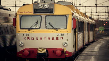 Ett gult och rött tåg med texten Krösatåg