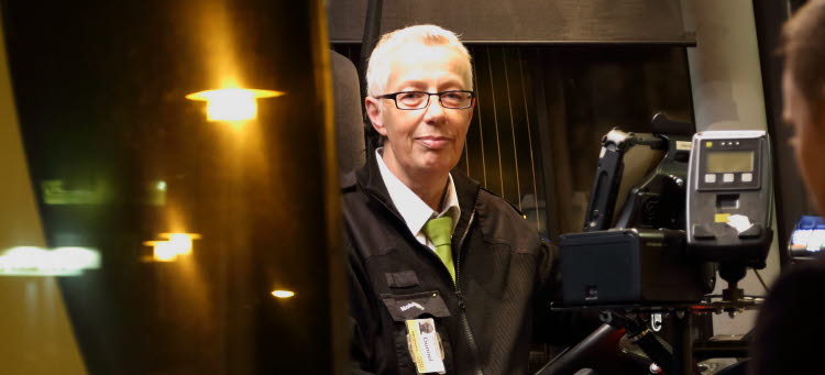 Bussförare kvällstid som tar betalt av en resenär